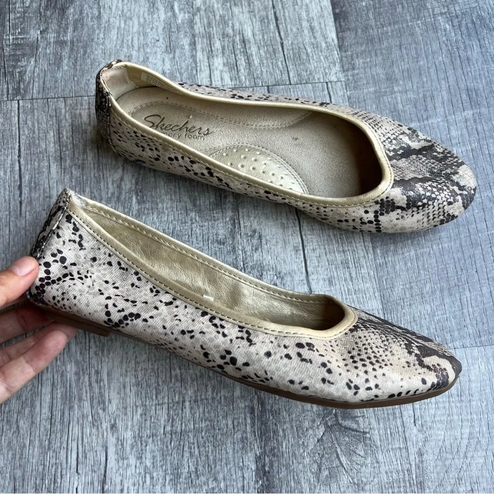 Skechers Balet Flats Size 6.5 Sneak Print